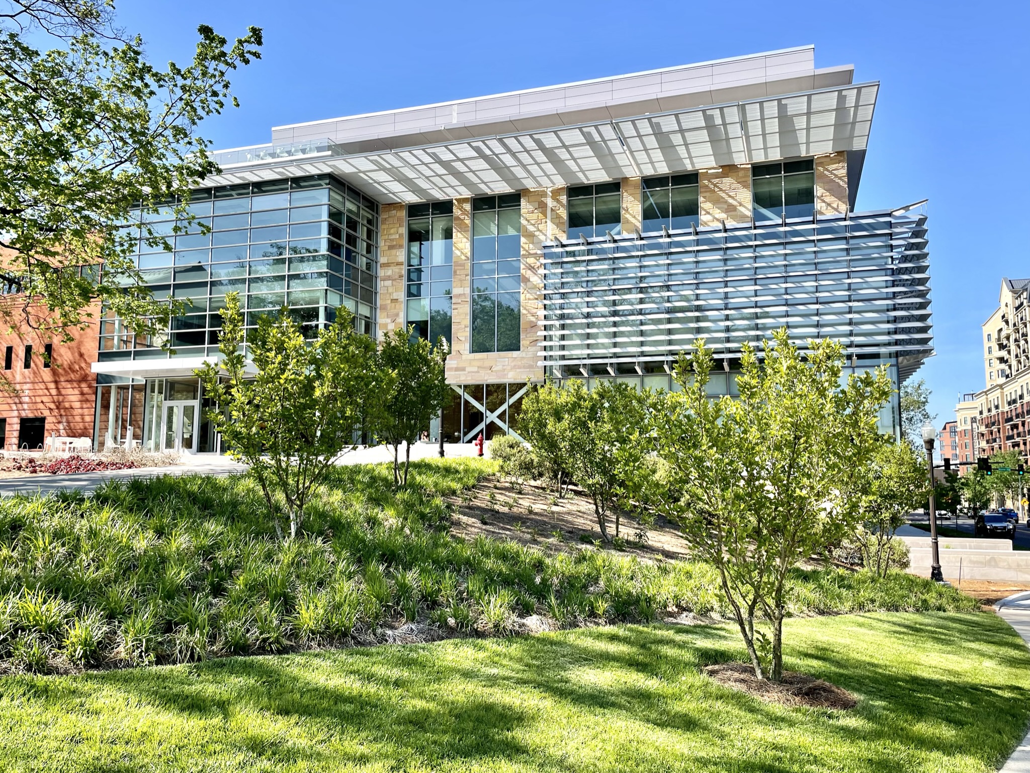 Exterior view of the expansion wing of Vanderbilt University's Owen School of Management's new Management Hall