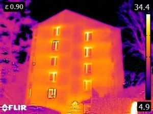 Thermal scan showing building heat distribution through windows, temperature range 4.9 to 34.4°.